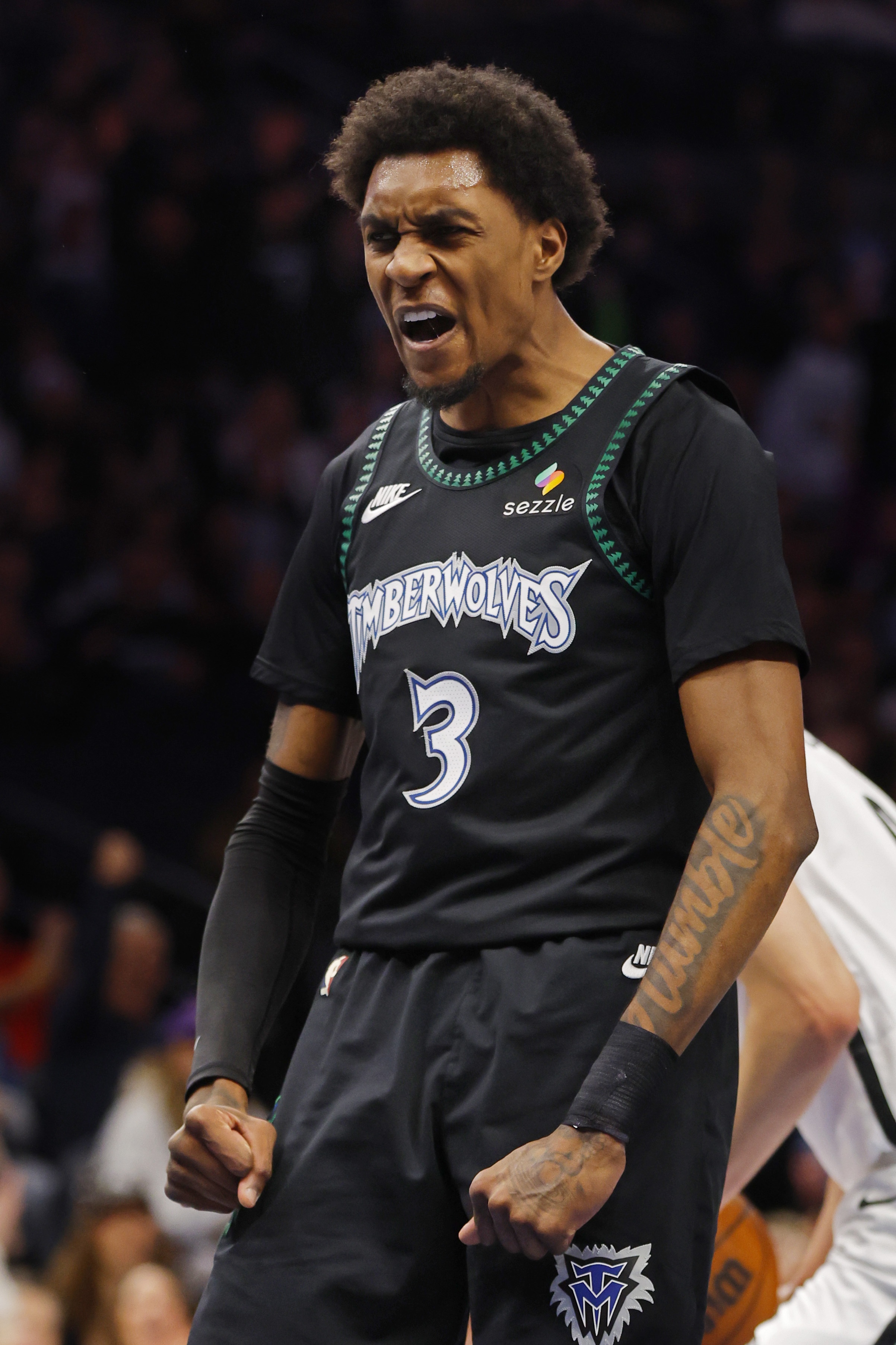 填满数据栏!麦克丹尼尔斯16投7中&罚球2中2得18分6板6助1断1帽